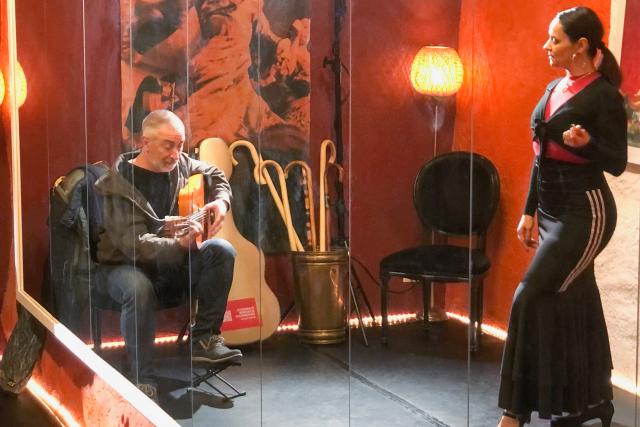 Die Rezepte unseres LebensStaffel 1Alicia LópezAlicia mit ihrem Gitaristen Alfredo Palacios beim Flamenco Tanzen in ihrem Studio in Bern.2023Copyright: SRF