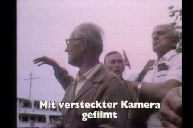 Best-of 70 Jahre Schweizer FernsehenKultige TV-MomenteVersteckte Kamera für Teleboy: Nessie im Vierwaldstättersee. Aufgeregte Zeugen am Seeufer.Copyright SRF