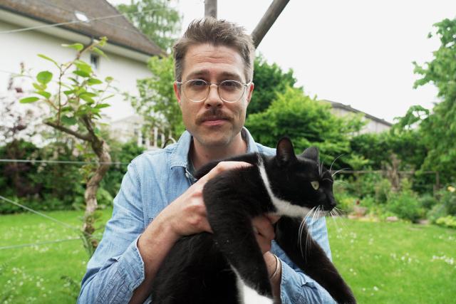 rec.Haustiere vs. Nutztiere – Wieso essen wir nicht alle Tiere?Reporter Matthias von Wartburg hält eine Katze in die Kamera.Copyright: SRF