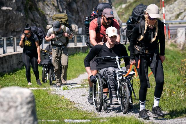 SRF ohne LimitIm Rollstuhl über die Schweizer AlpenDie Teams unterwegs: (vorne) Fabio, Gianmarco und Alena2023Copyright: SRF/Pascal Mora