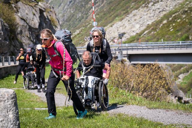 SRF ohne LimitIm Rollstuhl über die Schweizer AlpenTeam 2: Brigitte, Walter und Askia2023Copyright: SRF/Pascal Mora