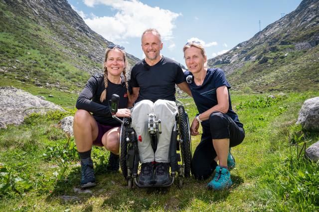 SRF ohne LimitIm Rollstuhl über die Schweizer AlpenTeam 2: Askia, Walter und Brigitte2023Copyright: SRF/Pascal Mora