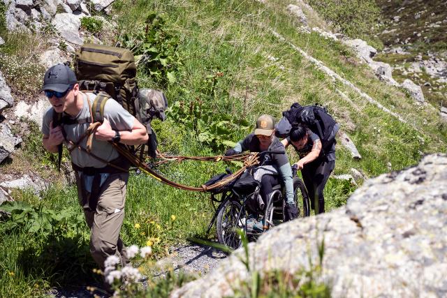 SRF ohne LimitIm Rollstuhl über die Schweizer AlpenEines der Teams auf seinem Weg durchs unwegsame Gelände2023Copyright: SRF/Pascal Mora