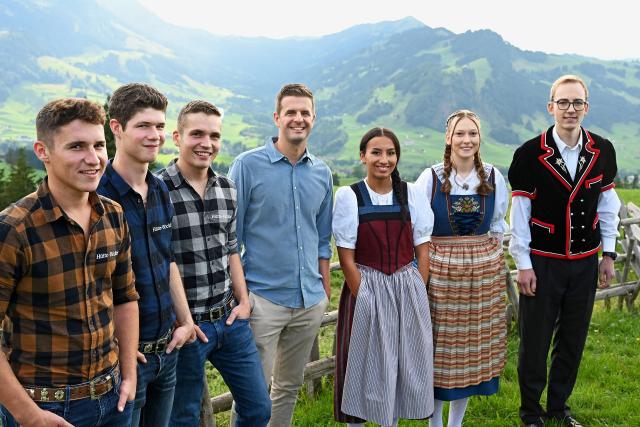 Potzmusigmit dem erfolgreichen FolklorenachwuchsGewinner vom Folklorenachwuchs-Wettbewerb 2022V.l.n.r.: Sieger in der Sparte «Instrumentale Volksmusik» Armin Stadelmann, Curdin Mockund Adrian Granwehr, Moderator Nicolas Senn, Siegerin Sparte «Jodel» Jenny Emmeneggerund Sieger Sparte «Alphorn» Regina Felder und Silvan Rüssli.Copyright: SRF/eastdesign.ch/Nicolas Senn