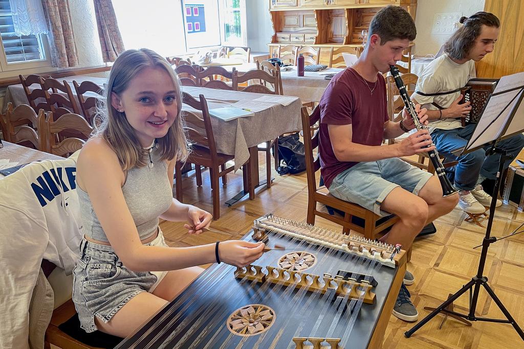 Eine Bühne Für Den Schweizer Volksmusik-Nachwuchs: «Jeunes Talents ...