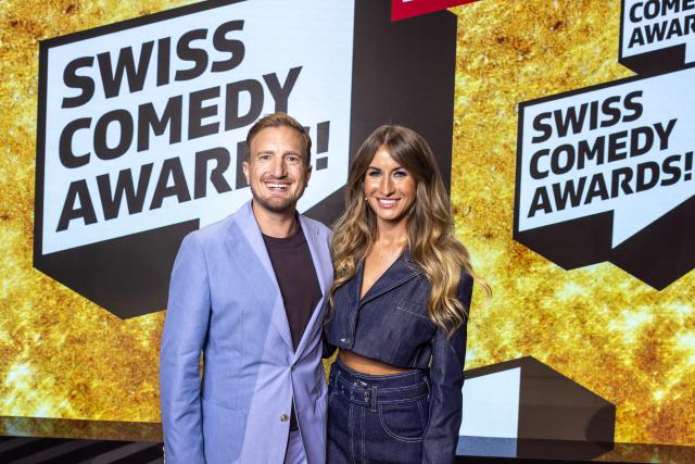Swiss Comedy Awards! 2023Die Moderatoren Stefan Büsser und Nadia Goedhart Copyright: SRF/Gian Vaitl