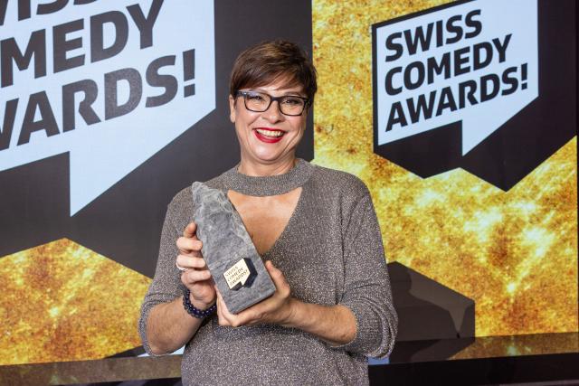 Swiss Comedy Awards! 2023Gewinnerin Kategorie «Solo»  Regula Esposito (Kunstfigur Helga Schneider)Copyright: SRF/Gian Vaitl