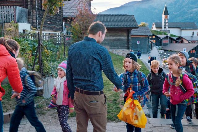 SRF DOKBratsch – Ein Dorf macht SchuleBegrüssung einer Kindergruppe am MorgenCopyright: SRF