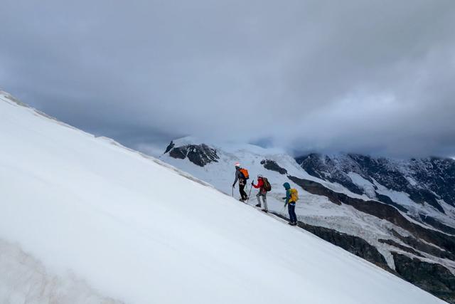 Hoch hinausDie blinde Bergsteigerin – Der Traum von GipfelNur im Team kann die blinde Laila Grillo den Gipfel erreichen.2023Copyright: SRF