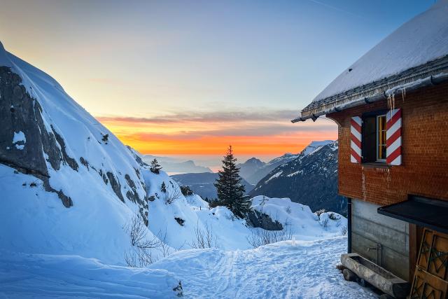 SRF bi de Lüt – Winterhüttengeschichten SpezialAbenteuer SkitourAbendstimmung auf der Lidernenhütte mit Blick auf den Urnersee2023Copyright: SRF
