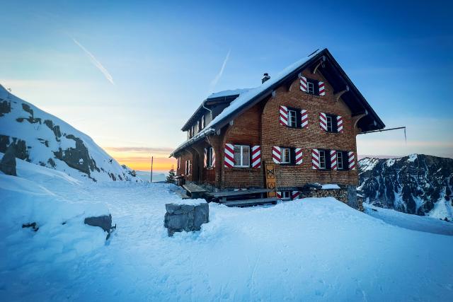 SRF bi de Lüt – Winterhüttengeschichten SpezialAbenteuer SkitourLidernenhütte auf 1727 müM im Kanton Uri 2023Copyright: SRF