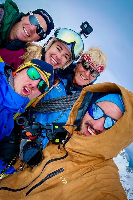 SRF bi de Lüt – Winterhüttengeschichten SpezialAbenteuer SkitourGipfelfoto Vorder Tierberg BE 3091 müM: Toni Flühmann (Hüttenwart Tierberglihütte), Nicole Berchtold, Käthi Flühmann (Bergführerin), Toni Bichsel (Produzent), Gery Gafner (Kameramann) 2023Copyright: SRF