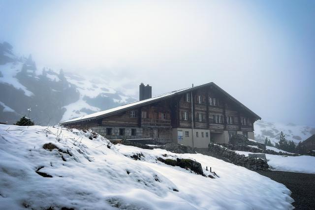 SRF bi de Lüt – Winterhüttengeschichten SpezialAbenteuer SkitourHotel Steingletscher am Sustenpass, Ausgangspunkt für die Tierberglihütte 2023Copyright: SRF