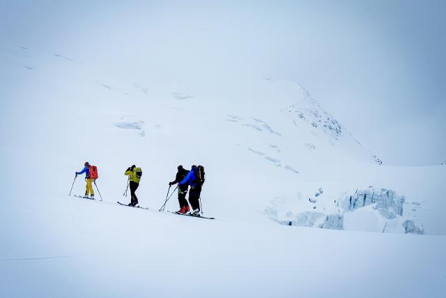 SRF bi de Lüt – Winterhüttengeschichten SpezialAbenteuer SkitourAusftieg zum Vorder Tierberg auf dem Steingletscher im Sustengebiet2023Copyright: SRF
