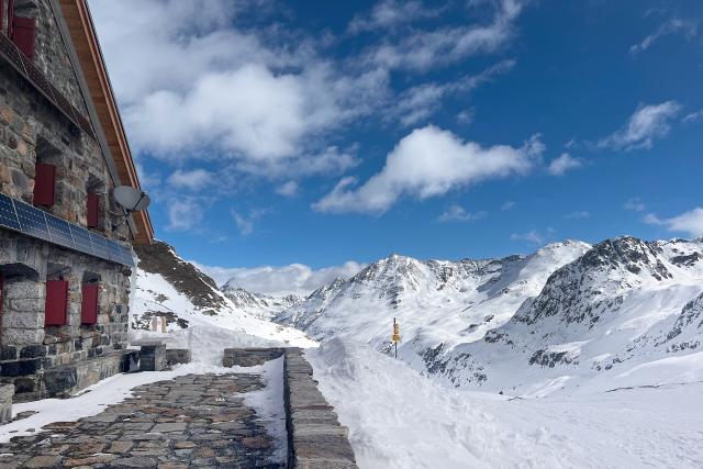 SRF bi de Lüt – Winterhüttengeschichten SpezialAbenteuer SkitourDie neue Grialetschhütte auf 2542 müM2023Copyright: SRF