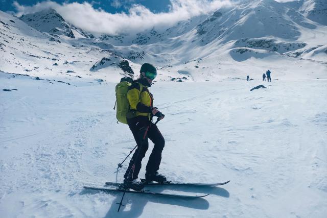 SRF bi de Lüt – Winterhüttengeschichten SpezialAbenteuer SkitourNicole bei der Abfahrt von der Grialetschhütte Richtung Davos2023Copyright: SRF