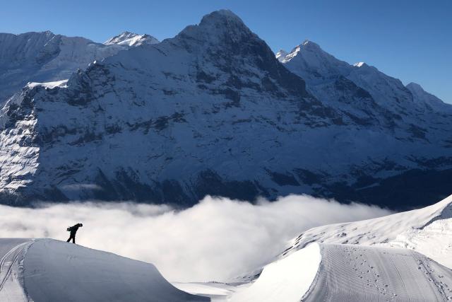 SRF DOKRebellen im Schnee – 40 Jahre Schweizer Snowboard-KulturGian Simmen inspiziert die Halfpipe in Grindelwald.Copyright: SRF