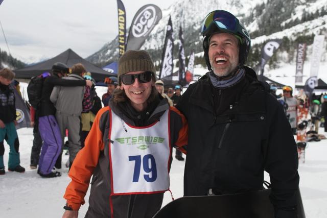 SRF DOKRebellen im Schnee – 40 Jahre Schweizer Snowboard-KulturArthur Honegger (r.) nimmt am Nostalgierennen «Long Board Classic» teil, veranstaltet von Pionier Paul GruberCopyright: SRF