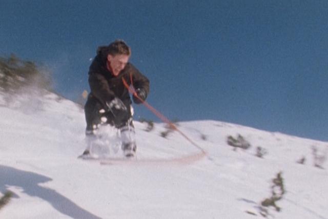 SRF DOKRebellen im Schnee – 40 Jahre Schweizer Snowboard-KulturDer Schweizer Paul Gruber ist 1980 der erste Kunde von Burton Snowboards ausserhalb der USA. Das neue Schneesport-Gerät demonstriert er in der TV-Sendung «Karussell».Copyright: SRF