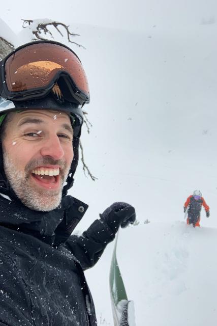 SRF DOKRebellen im Schnee – 40 Jahre Schweizer Snowboard-KulturArthur Honegger geht «Pow Surfen» - Snowboarden ohne Bindung im Tiefschnee – mit Pionier Paul GruberCopyright: SRF