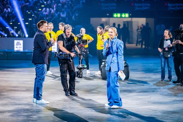 Super10Kampf 2023Sascha Ruefer und Jennifer Bosshard moderieren den Abend.Copyright: SRF/Mirco Rederlechner