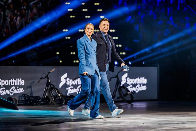 Super10Kampf 2023Jennifer Bosshard und Sascha Ruefer moderieren den Abend.Copyright: SRF/Mirco Rederlechner