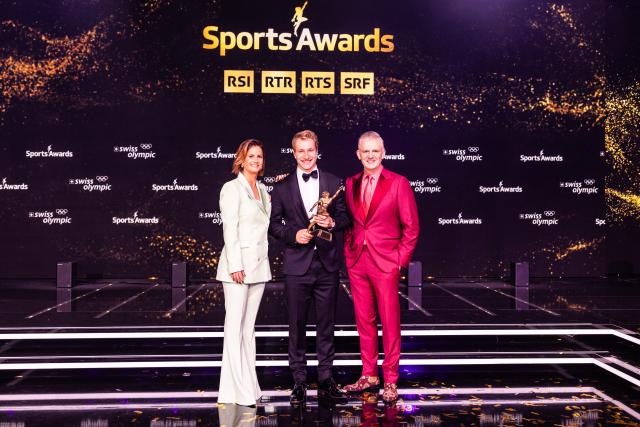 Sports Awards 2023Marco Odermatt, Sportler des Jahres 2023 mit den Moderatoren Fabienne Gyr und Rainer Maria SalzgeberCopyright: SRF/Gian Vaitl