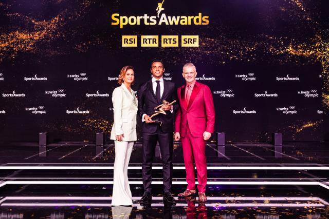 Sports Awards 2023Manuel Akanji (MVP des Jahres 2023)mit den Moderatoren Fabienne Gyr und Rainer Maria SalzgeberCopyright: SRF/Gian Vaitl