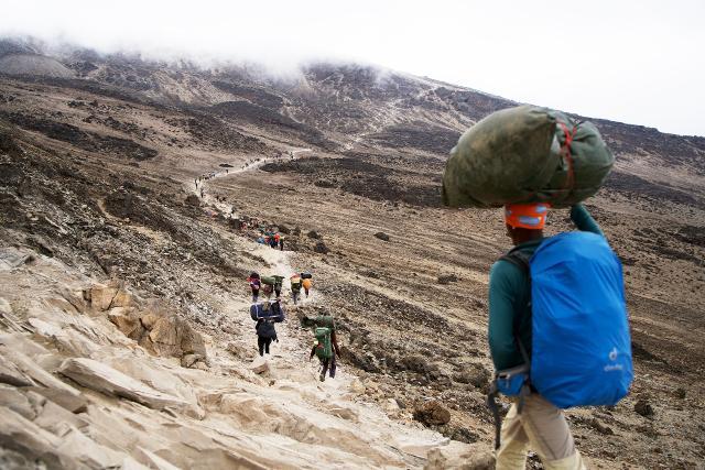 SRF DOKAbenteuer Kilimandscharo – Auf Expedition in TansaniaFolge 3Schwer beladen: Träger am Kilimandscharo2023Copyright: SRF