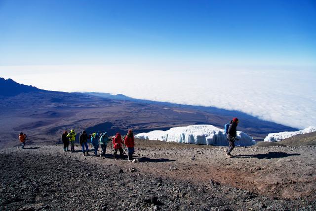 SRF DOKAbenteuer Kilimandscharo – Auf Expedition in TansaniaFolge 3Vorbei an Schnee und Eis: Die letzte Strecke bis zum Uhuru-Peak2023Copyright: SRF