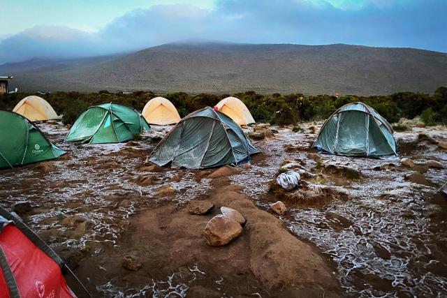 SRF DOKAbenteuer Kilimandscharo – Auf Expedition in TansaniaFolge 1Trekken auf dem Kilimandscharo kann frostig sein.2023Copyright: SRF