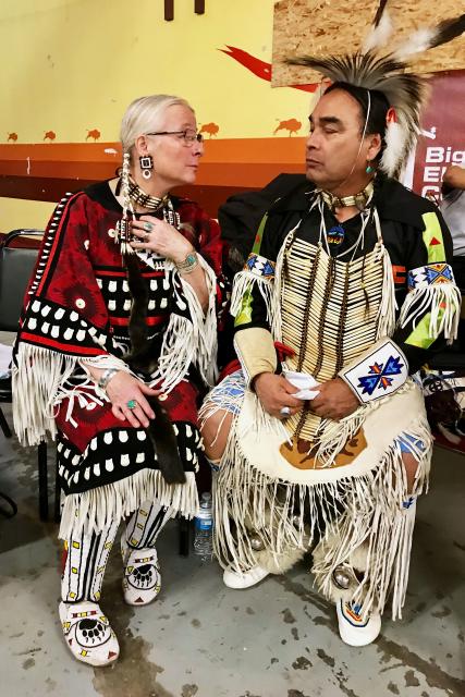 Hin und Weg USA Brigitte und Jay Howard am Pow Wow ihres Nakoda-Stammes.