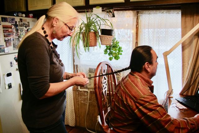 Hin und Weg USA Es ist Teil der indianischen Tradition: Die Ehefrauen kümmern sich um die Haare ihrer Ehemänner. Brigitte und Jay Howard. 