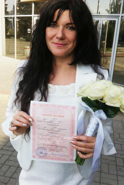Hin und Weg Ukraine Offiziell verheiratet: Lana Krättli mit der Heiratsurkunde des Standesamtes von Zaporozhye (Ukraine). 