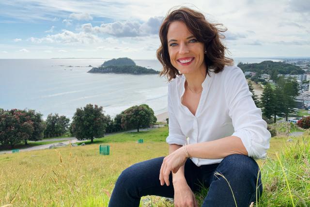Hin und Weg Neuseeland Mona Vetsch am Fusse des Mount Maunganui, auf der Nordinsel von Neuseeland 2019