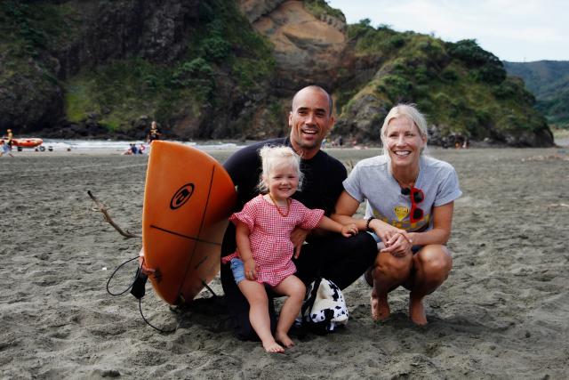Hin und Weg Neuseeland AJ Matthews und Katja Fitze Matthews mit der zweijährigen Tochter Naria am Piha Beach in der Nähe von Auckland.