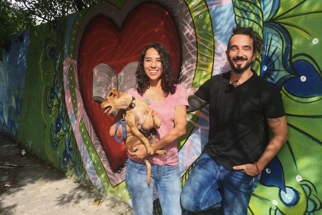 Hin und Weg Mexiko In Monterrey: Demis Alfayate, Nancy Cortez mit Hund Bambino