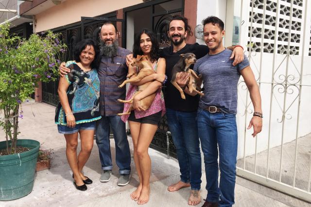 Hin und Weg Mexiko Familie Cortez vor ihrem Haus in Monterrey:Vater Martin, Mutter Rosi, Bruder Martin, Nancy Cortez mit Demis Alfayate und Hund Bambino. 