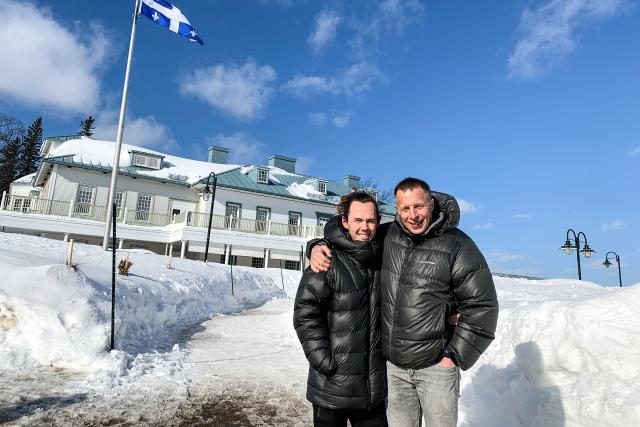 Hin und Weg Kanada David Boivin und Thomas Kleiber vor dem Manoir Montmorency ausserhalb von Quebec, wo sie 2016 ihre Hochzeit feierten.