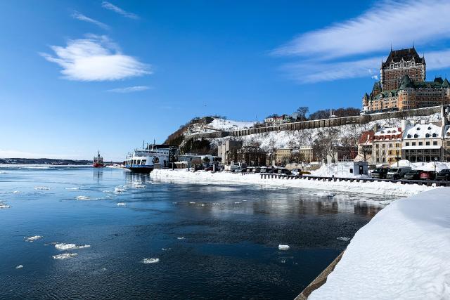 Hin und Weg Kanada Blick auf das winterliche Quebec mit dem Wahrzeichen Chateau Frontenac.