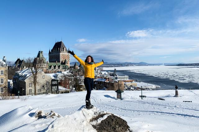 Hin und Weg Kanada Mona Vetsch geniesst an einem sonnigen Tag die Sicht auf das winterliche Quebec und den Fleuve Saint-Laurent.