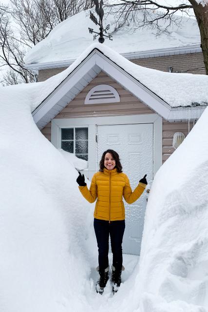 Hin und Weg Kanada Mona Vetsch vor Thomas Kleibers Zuhause in Quebec. Im März liegt hier immer noch viel Schnee, und die Räumungs-Equipen türmen vor jedem Haus meterhohe Wälle auf.