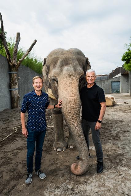 Donnschtig-Jass Wettbewerb mit Franco Knie Moderator Stefan Büsser und Franco Knie mit der Elefantendame Sabu im Rapperswiler Kinderzoo