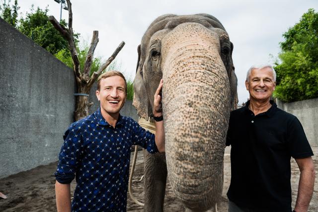 Donnschtig-Jass Wettbewerb mit Franco Knie Moderator Stefan Büsser und Franco Knie mit dem Elefanten im Rapperswiler Kinderzoo