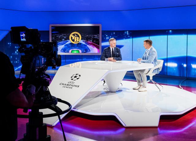 UEFA Champions League SRF Sport Moderator Rainer Maria Salzgeber und SRF-Experte Peter Knäbel im Sportstudio