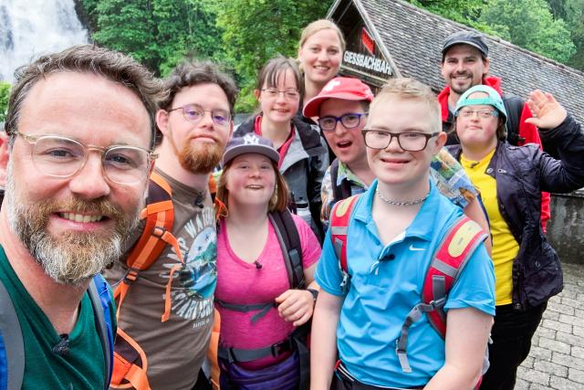 SRF bi de Lüt - Reise mitohne Hindernis 2019 Moderator Nik Hartmann unterwegs mit sechs jungen Menschen mit Down Syndrom: Selfietermin im Bus