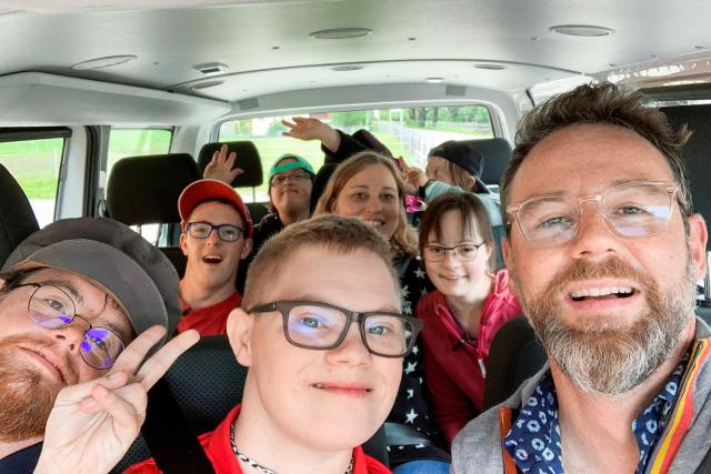 SRF bi de Lüt - Reise mitohne Hindernis 2019 Moderator Nik Hartmann unterwegs mit sechs jungen Menschen mit Down Syndrom: Selfietermin im Bus