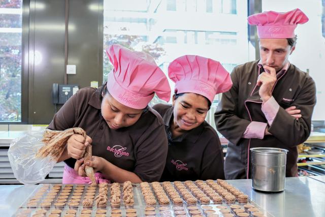 Jobtausch - Chocolatiers Einstiegstest der Tauscharbeiterinnen :Nicooll Abrego, Esmeralda Blandford, Raphael Bachmann.