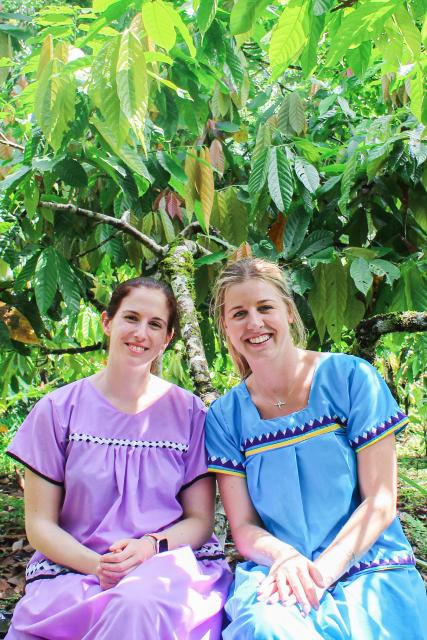 Jobtausch - Chocolatiers Stefanie Bütler und  Larissa Villiger sind in die Kakao-Community aufgenommen.