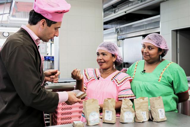 Jobtausch - Chocolatiers Raphael Bachmann, Esmeralda Blandford, Nicooll Abrego. Die beiden Tauscharbeiterinnen zeigen Raphael ihre einheimischen Schokoladenprodukte.